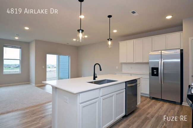 Building Photo - 4819 Airlake Dr