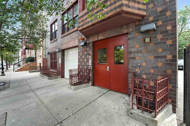 Building Photo - 323 Jackson St