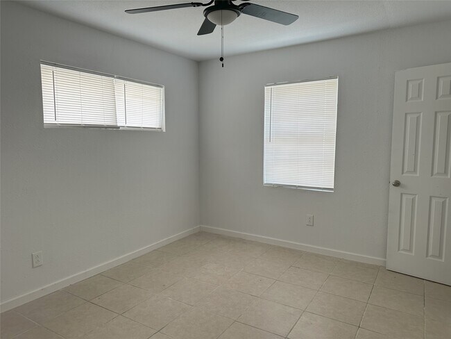 Building Photo - 3831 Mt Pleasant St