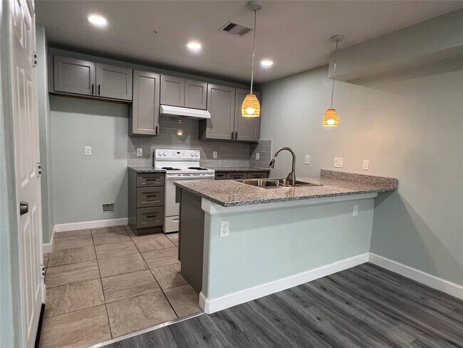 Building Photo - 22061 Russell Dr