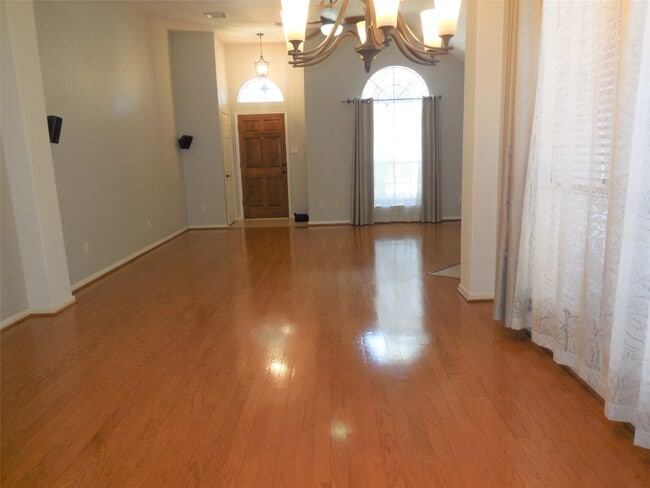 Building Photo - 10523 N Newpark Dr