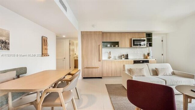 Building Photo - 601 NE 1st Ave