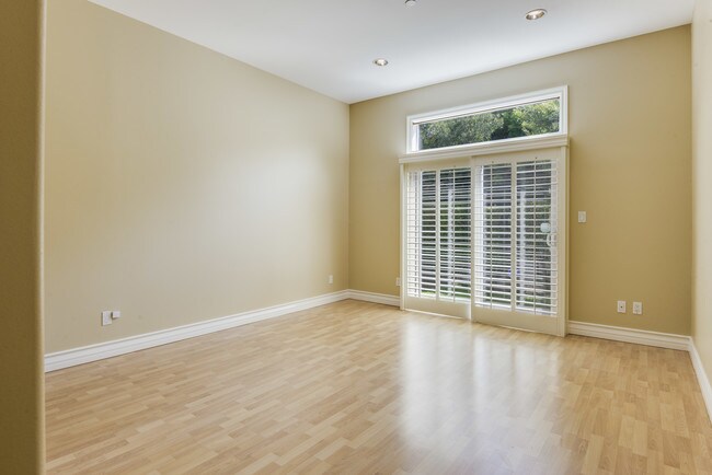 Bed 3 - 513 N Juanita Ave