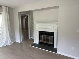 Building Photo - 201 Oakwood Ct
