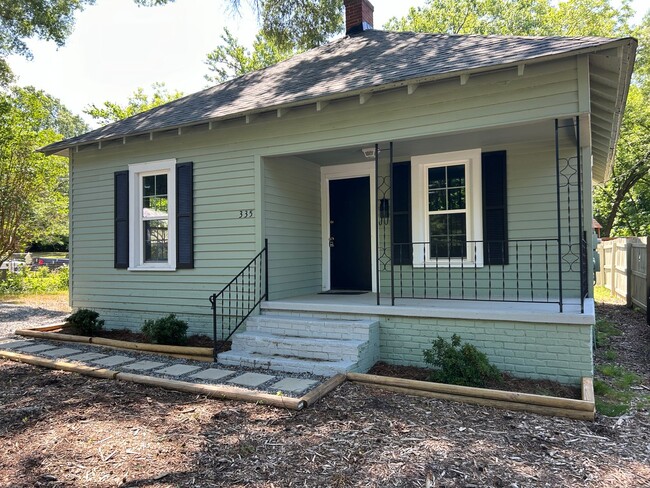 Primary Photo - Adorable Renovated Home Near Downtown Moor...