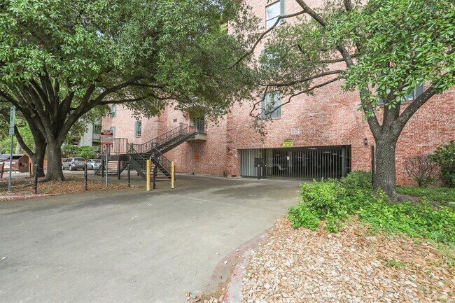 Building Photo - 2401 Leon St