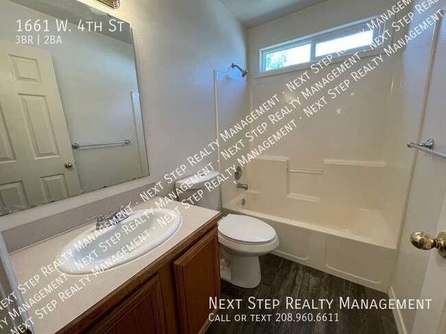 Building Photo - 1661 W 4th St