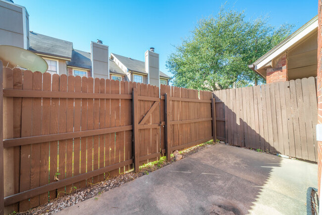 Building Photo - Wyngate Townhomes 3923D