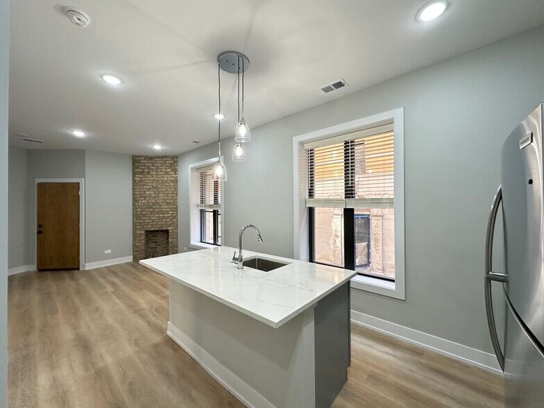 Building Photo - 452 W Belden Ave