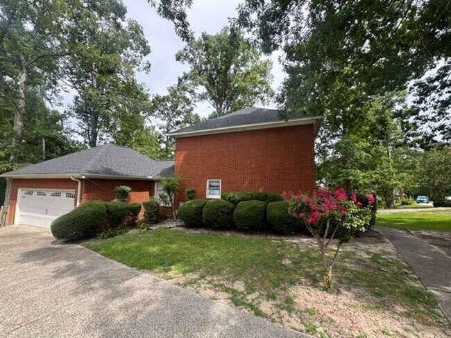 Building Photo - 483 Cambridge Way