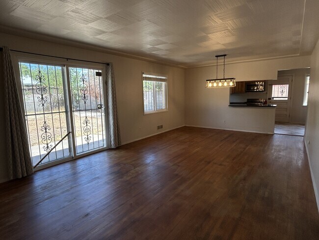 Building Photo - 2712 Palomas Dr NE