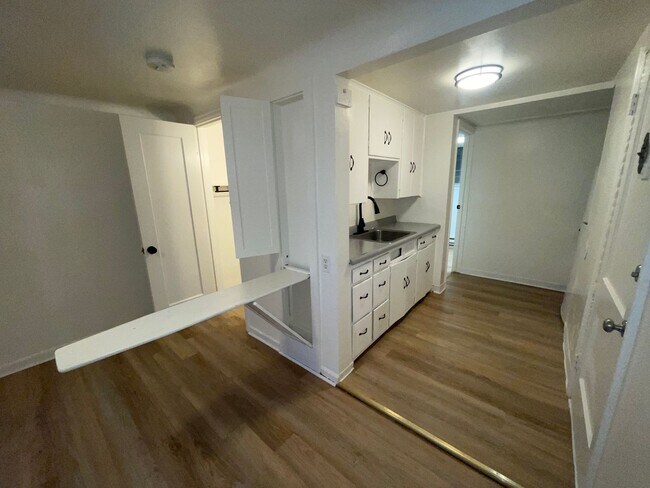 Building Photo - LOWER SOUTH HILL ONE BED NEAR HUCKLEBERRY'...