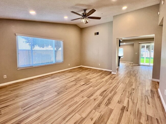 Building Photo - $2,850 Shaw & Academy 4 Bedroom / 2 Bathro...