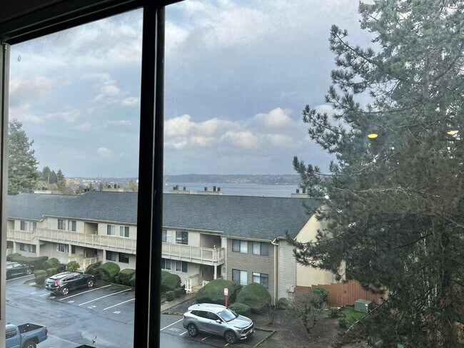 Building Photo - Fresh Paint and New Carpet in this Sunn Fjord Condo!