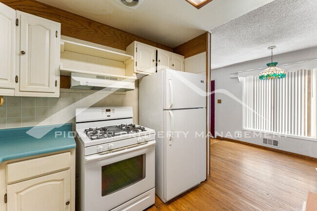 Building Photo - Single Family Home with 1 Car Garage and Central Air!