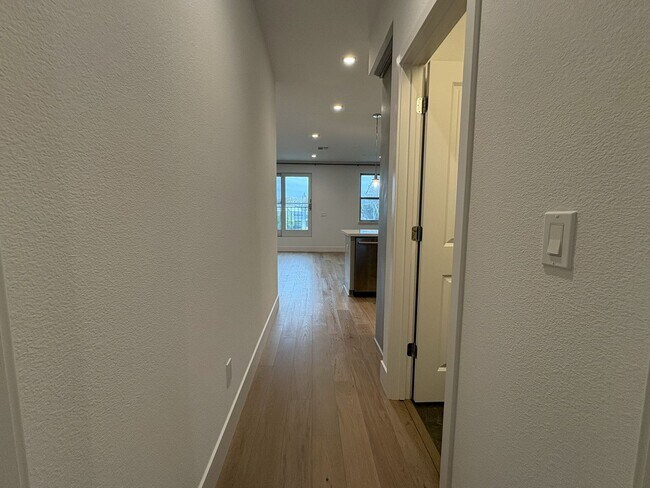 Building Photo - Modern 3BR/3BA Townhome in Prime Mountain View Location