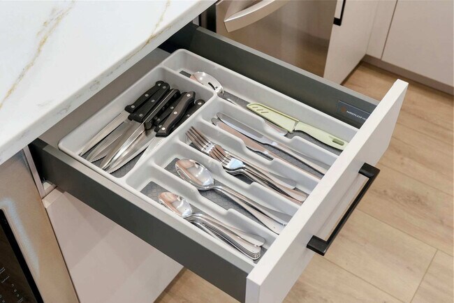 Building Photo - 2344 W Polk St