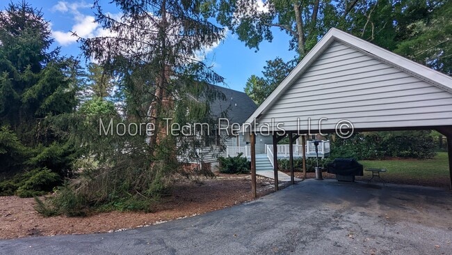 Building Photo - 2 Bed Cape Cod + Large Hobby Room