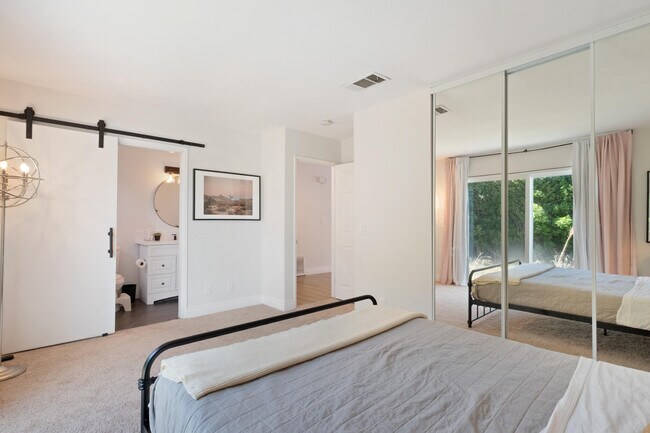 Building Photo - 53560 Avenida Herrera