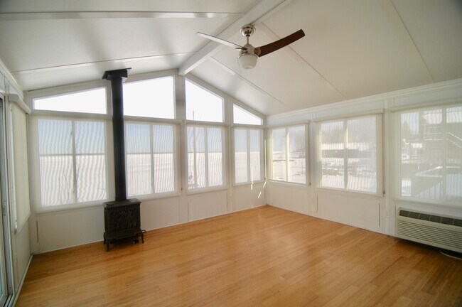 Building Photo - 7099 Lakeshore Rd