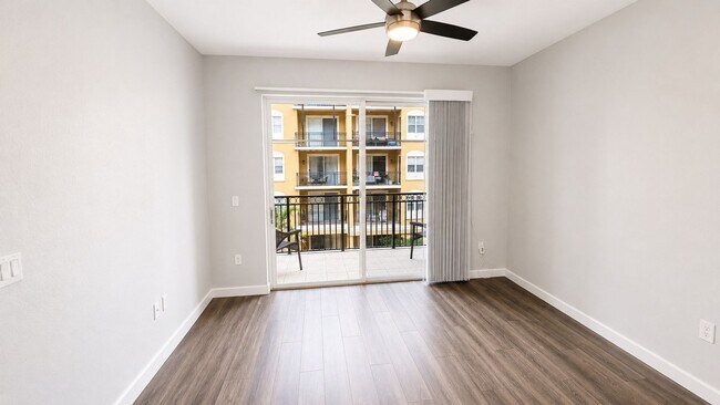 Building Photo - Annual 2/2 condo in luxury building downtown Sarasota!