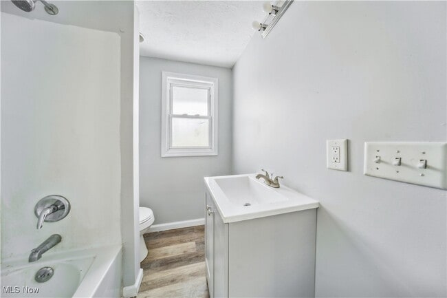 Building Photo - 702 Grace Ave