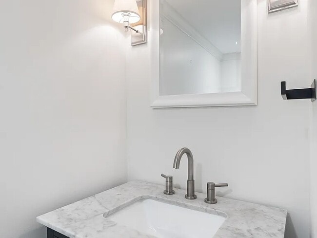 Building Photo - 5025 Hillsboro Pike