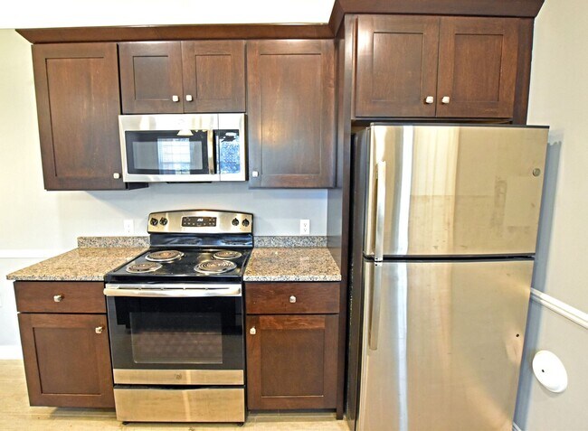 Building Photo - Shelby Township, 1st Floor Access!  2 Bedrooms, 2-Baths, att. Garage