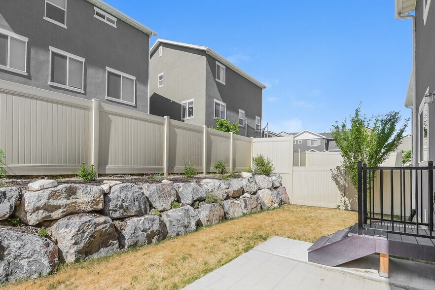 Building Photo - 3036 S Red Pine Dr