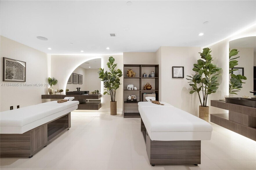 Building Photo - 15901 Collins Ave