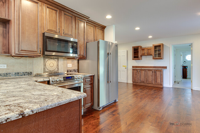 Building Photo - 813 Meadow Ln