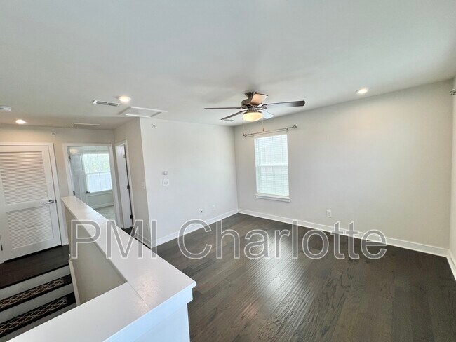 Building Photo - 240 Parkwood Ave