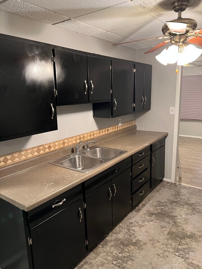 Large kitchen counter space - 505 W 53rd Ave