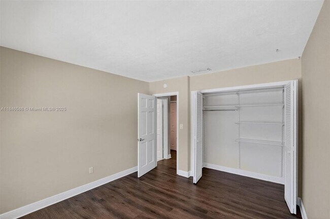 Building Photo - 539 Menendez Ave