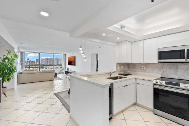 Building Photo - 2 bedroom in Aventura FL 33180
