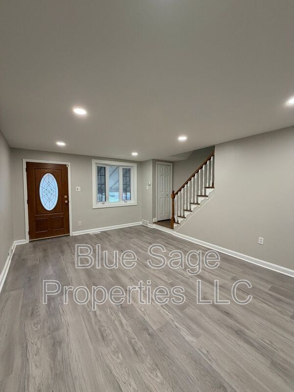 Building Photo - 402 Rively Ave