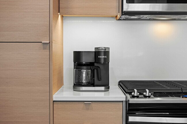 Building Photo - 1049 Seventh Avenue-SI FL7-ID1228264P