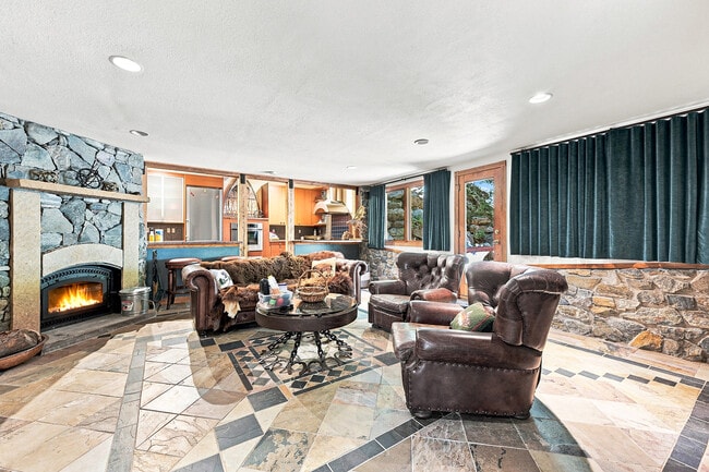 Building Photo - 551 Aspen Dr