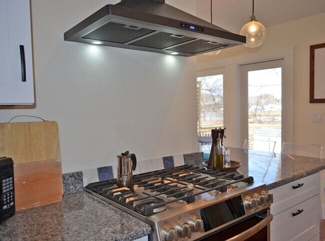 Building Photo - Winter Rental: 10A Gloucester Ave. (Utilit...