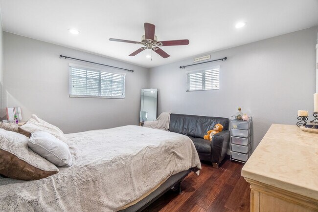 Building Photo - 127 Meadow Path Dr