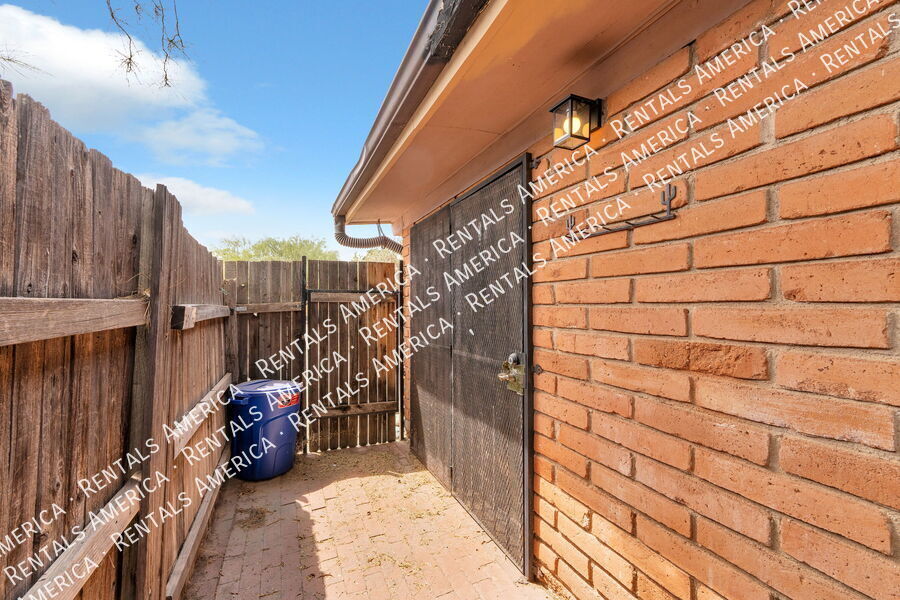 Building Photo - 803 E Holaway Dr