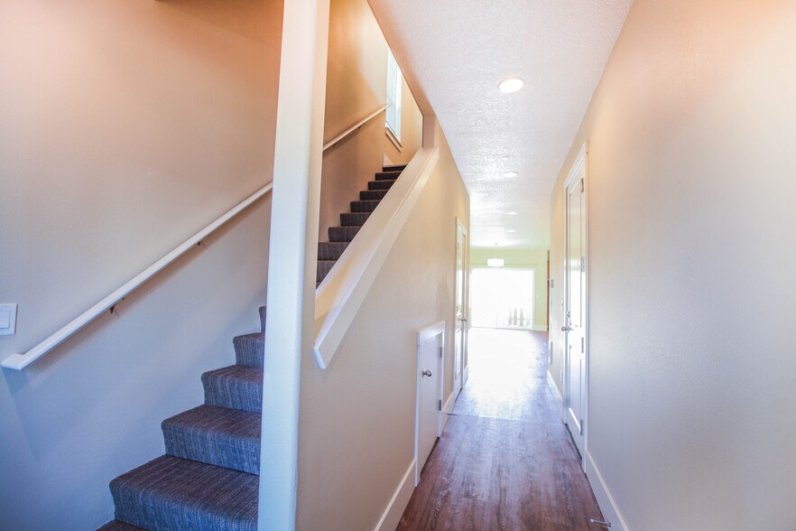 Building Photo - 910 Grove SW St