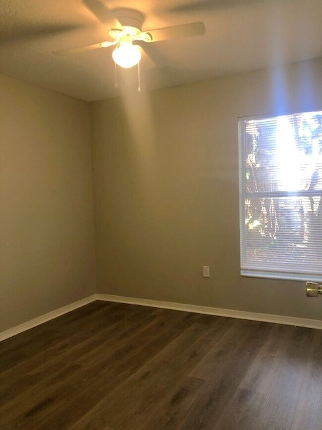 Building Photo - Sanford 3 Bedroom/1.5 Bath with single garage