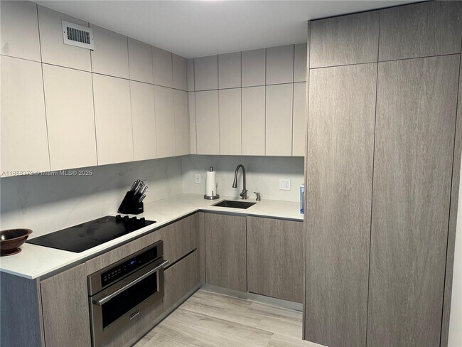 Building Photo - 5151 Collins Ave