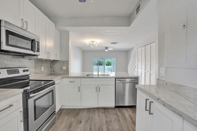 Building Photo - 9913 NW 57th Manor
