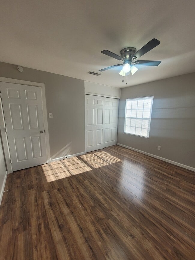 Building Photo - 3 bed 1 bath with 1 car garage!
