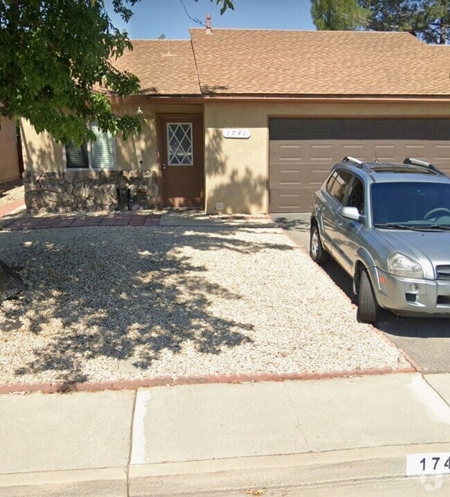 Building Photo - 2-bedroom 2 bath home with garage