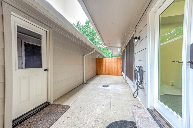 Building Photo - 727 Bunker Hill Rd