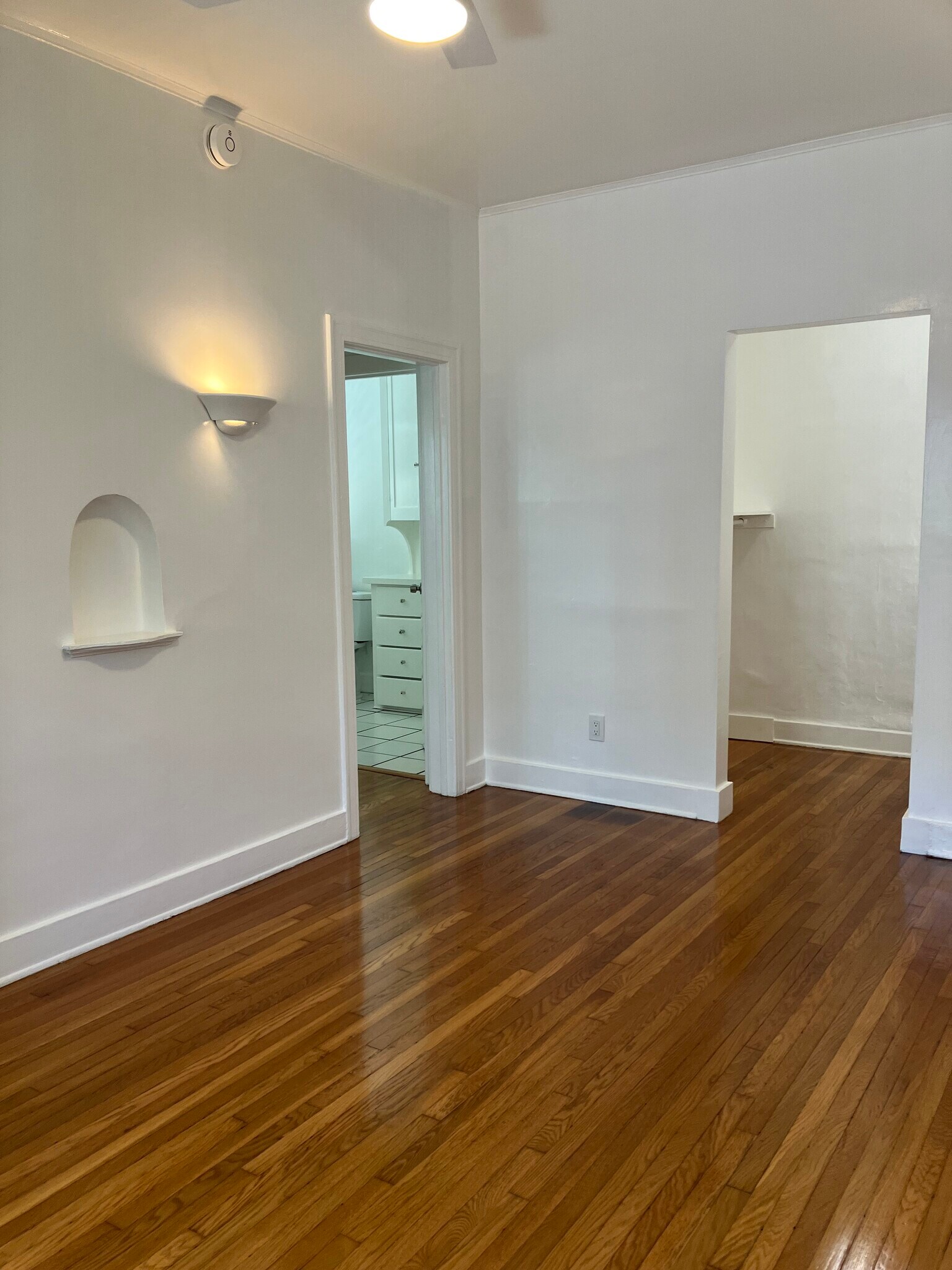 Building Photo - 2035 N Vista del Mar Ave