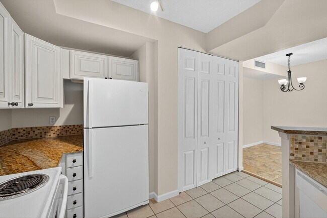 Building Photo - 720 S Sapodilla Ave